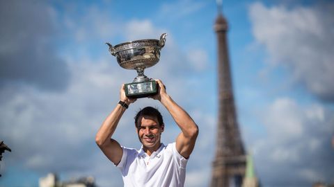Posado frente a la Torre Eiffel de Rafael Nadal tras ganar Roland Garros en 2022