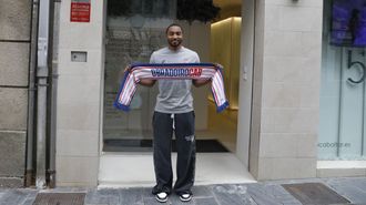 Brandon Childress cumpli� con el protocolo de la presentaci�n oficial