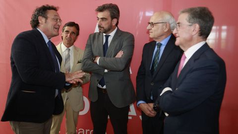 El fiscal general del Estado, Álvaro García Delgado (primero por la izquierda), conversando con el conselleiro de Presidencia, Diego Calvo (segundo por la izquierda), en la inauguración del año pasado en presencia del presidente del Tribunal Superior de Xustiza de Galicia, José María Gómez Díaz-Castroverde