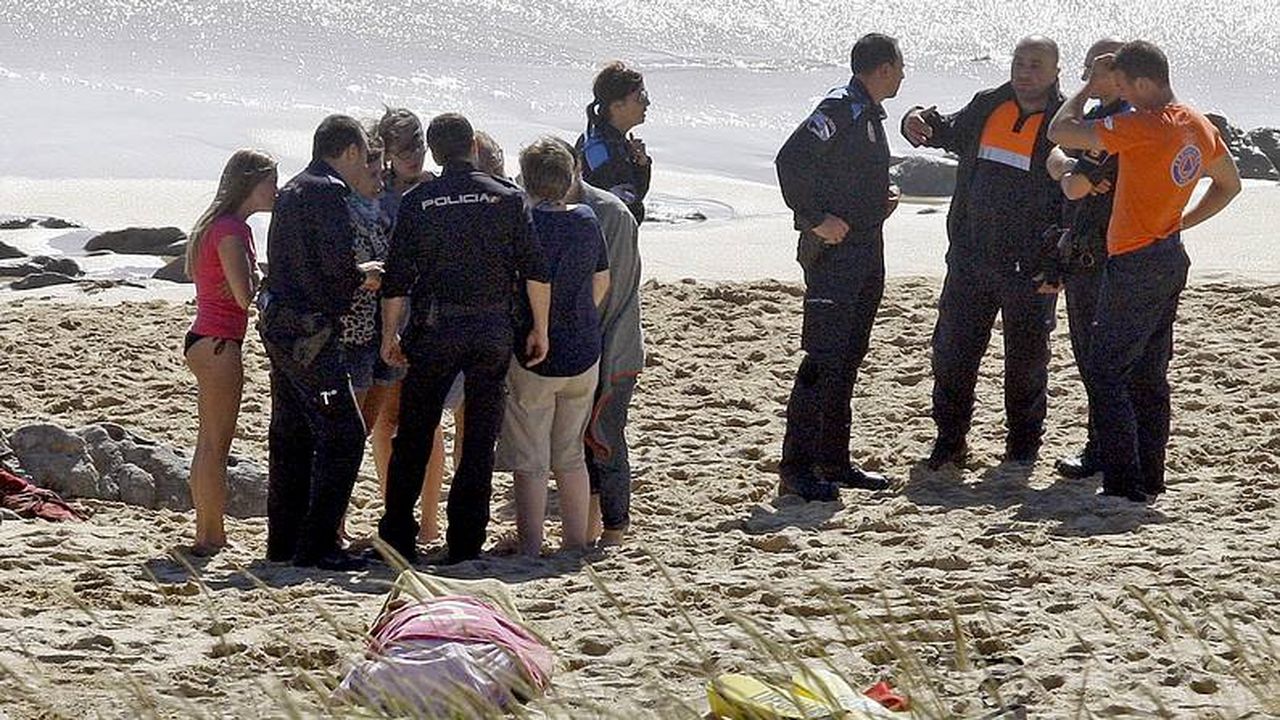 Un hombre muere ahogado en Ribeira al intentar salvar a su hijo en la playa