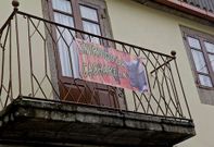 Los vecinos del barrio de A Cacharela engalanaron ya los balcones anunciando el Entroido.