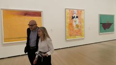 Visitantes pasan ante las obras -de izquierda a derecha- «Exposición al sur» (2002), «Impulso solar» (1995) y «Cassis» (1995).
