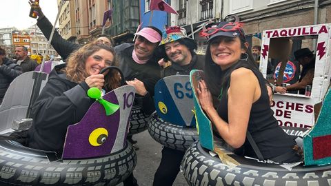 Una pe�a de barrio se vistieron de coches de choque