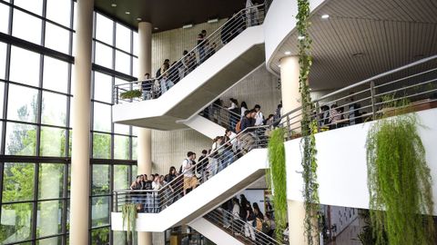 Imagen de junio pasado, con alumnos subiendo a las aulas de la facultad en Pontevedra para hacer la selectividad
