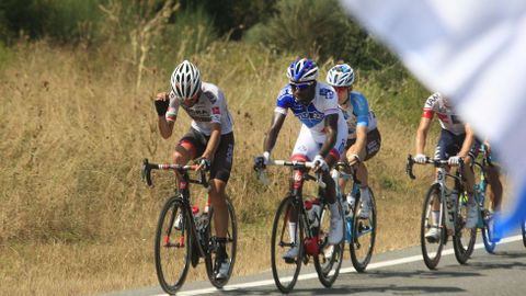 El pelot�n, todav�a en Monforte pero ya camino del ca��n del Sil