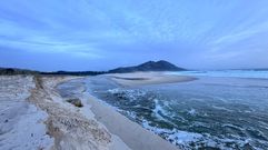 Un gran canal conecta la laguna de Louro con el oc&eacute;ano Atl&aacute;ntico