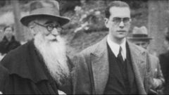 Valle-Incl�n paseando por Santiago con un joven Domingo Garc�a-Sabell en los a�os treinta