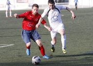 Cebolli, a la izquierda, trata de controlar el bal�n el domingo en O Sango�edo. 