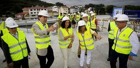 La conselleira, Ethel V�zquez, con pantal�n blanco, acompa�ada de Bel�n do Campo y Carlos Calvelo, con americana beis. 