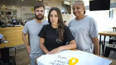 Miembros del bar El Puente, en Portonovo, recaudaron fondos para la investigaci�n del c�ncer infantil