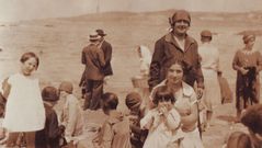 Fotos para el Album de tus recuerdos de A Coru�a. 
Esta es de la playa de Riazor, en el a�o 1920. Al fondo de la imagen puede verse la Torre de H�rcules.