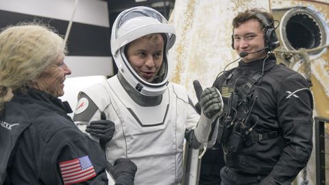 El cosmonauta Oleg Platonov, saliendo de  la nave espacial SpaceX Dragon Endeavour.