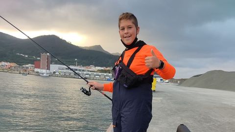 Anxo Soto D�az, fotografiado por su padre mientras pesca en el espig�n de Cari�o