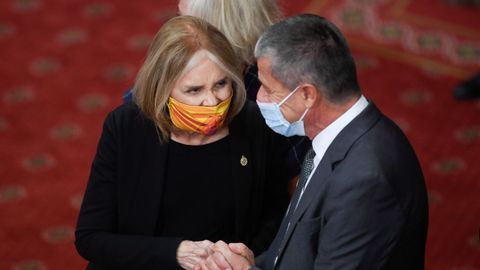 Gloria Steinem saluda a Emamnuel Carrrre, durante la audiencia previa a la ceremonia de los Premios Princesa