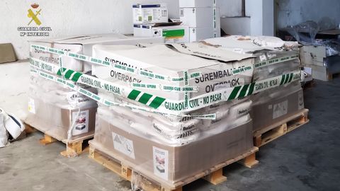 La Guardia Civil y Sanidad Vegetal de la Xunta de intervienen cerca de cuatro toneladas de fitosanitarios en Santa Comba