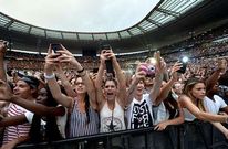 J�venes sacando fotos y v�deos con sus m�viles en un concierto de Rihanna en Par�s.