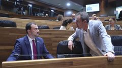 El presidente del Principado, Adrin Barbn (i), y el consejero de Ordenacin del Territorio y coordinador de IU, Ovidio Zapico (d)