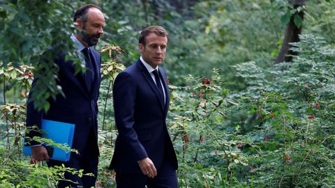 Emmanuel Macron y el primer ministro, Edouard Philippe, este lunes, en los jardines del El�seo