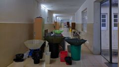 Cubos, papeleras y paraguas, a mediados de enero, en el IES Valle Incl�n de Pontevedra para recoger el agua de la lluvia 