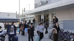 Viajeros saliendo este jueves por la tarde de la estaci�n provisional de tren de A Coru�a