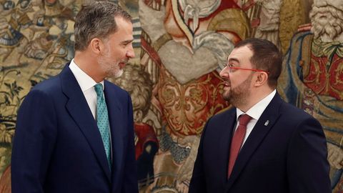  El rey Felipe VI recibe en audiencia al presidente del Principado de Asturias, Adrin Barbn (d), este martes en el Palacio de la Zarzuela