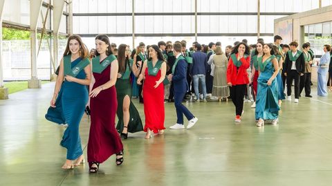 Preparativos para la graduacin en el IES Alfredo Braas de Carballo 