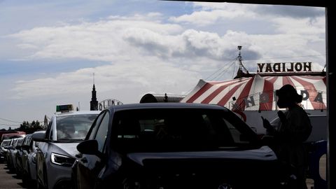 Cola de veh�culos para realizar pruebas PCR en el autocovid de Marina Civil, en Gij�n