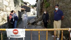 Los vecinos demandan que se retiren las piedras que llevan tres meses bloqueando el paso