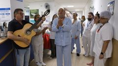 Ismael Rodr�guez actu� para sanitarios y pacientes acompa�ado a la guitarra de Jos� Antonio Alvar.