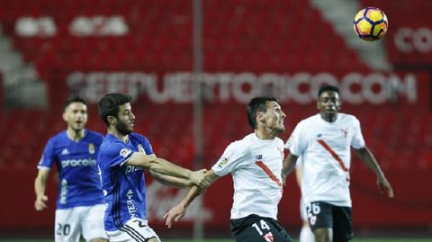 Nando disputa un baln ante el Sevilla Atltico