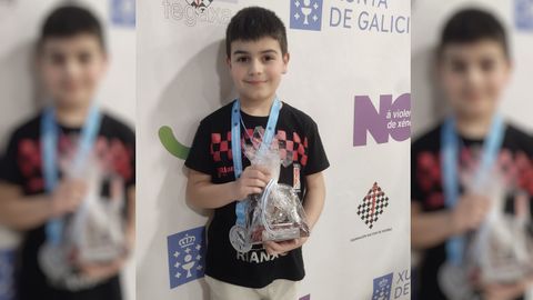 Telmo Vicente Resúa, con su trofeo que le acredita como subcampeón gallego sub-10.