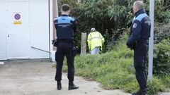 Un operario act�a en la zona donde se encontr� una maleta en la que hab�a un cad�ver mientras vigilaba la Polic�a Local.