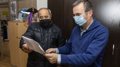 El responsable del catastro municipal, Evaristo Su�rez, atiende las dudas de un vecino. 