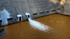 La contaminacin por cianobacterias tie el agua que sale de la presa de Vilasouto