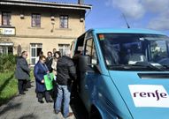 Transbordo de pasajeros del tren al bus en Xuvia, en febrero. 