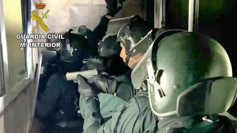 Agentes de la Guardia Civil, durante el operativo.