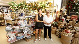 Mani y Rosita, su madre, en la tienda A de Rosita, de Bueu, especializada en menaje, decoraci�n y textil