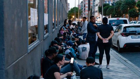 Cola nocturna de personas migrantes en Madrid.
