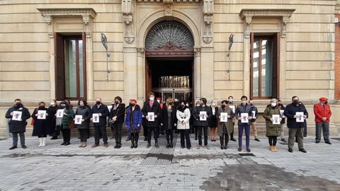 Concentracin hoy a las puertas del Parlamento de Navarra en repulsa por los asesinatos por violencia de gnero.