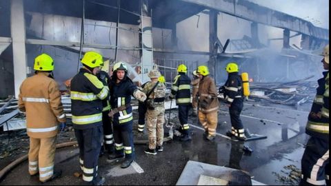 En el centro comercial hab�a m�s de un millar de personas, seg�n Zelenski 