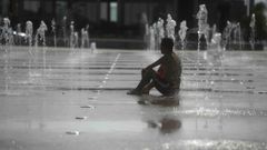 Un hombre se refresca en una fuente de C�rdoba debido a las altas temperaturas que se han alcanzado hoy con la llegada de la primera ola de calor del verano