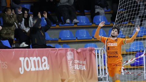 Alberto Mir&aacute;s expresa su alivio mientras la grada celebra el primer gol frente al Tafa.