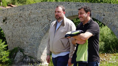 Adri�n Barb�n pasa en Laviana la jornada de reflexi�n