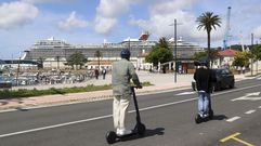 Dos usuarios de patinetes elctricos en la zona del puerto, en una foto de archivo.