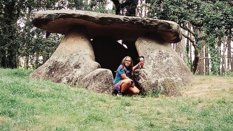 Enzo y sus padres la llevaron de visita al dolmen de Axeitos
