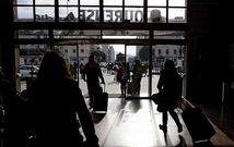 Pasajeros del Avant en la estaci�n de Ourense.