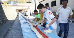 Los asistentes pudieron probar gratis el enorme tentempi� preparado durante la tarde. 