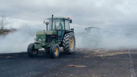 Manifestaci�n de ganaderos y agricultores con tractores en la autov�a A-52 en A Limia.