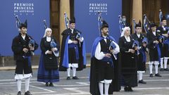 Una banda de gaiteros tocan durante la llegada de los invitados al acto de entrega de los Premios Princesa de Asturias 2020