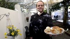 Luis Villaverde muestra la torrija del Quitapenas (que a veces sirven con el men� del d�a) en la terraza del restaurante, una zona especialmente demandada cuando llega el buen tiempo, la cual ha acondicionado con flores naturales y tiene capacidad para algo m�s de 40 personas. El establecimiento cierra actualmente los lunes y martes por la noche.
